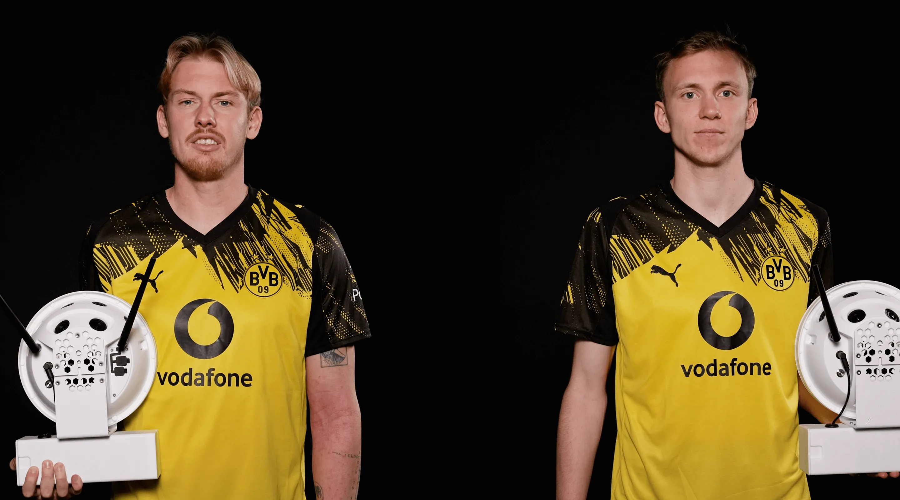 BVB-Profis, Julain Brandt und Max Beier präsentieren die mobile Kamera Staige Coach für das Gewinnspiel.