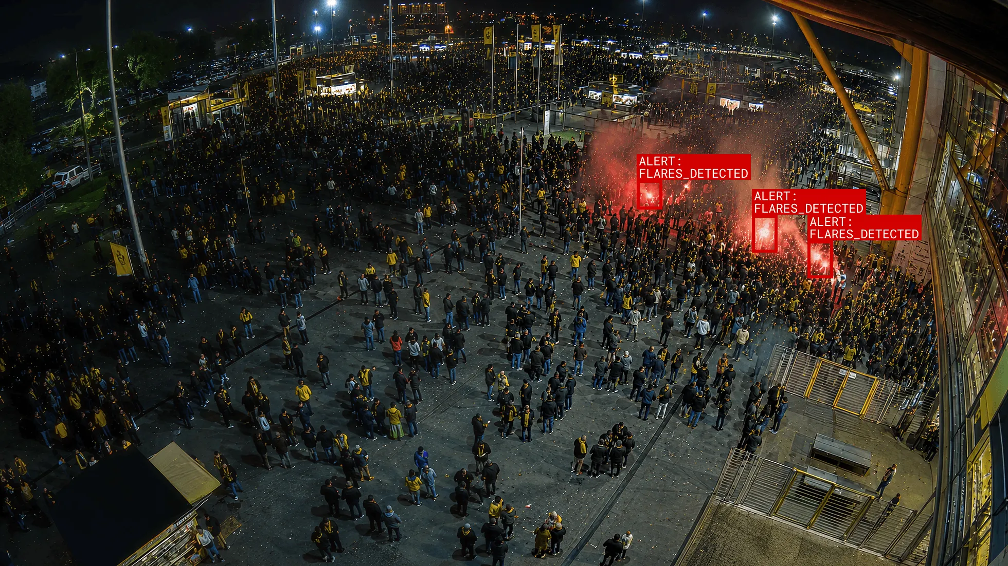 Die Staige-KI erkennt in großem Menschenmenge vor einem Stadion bei Nacht mit drei Stellen, an denen Bengalos gezündet werden.