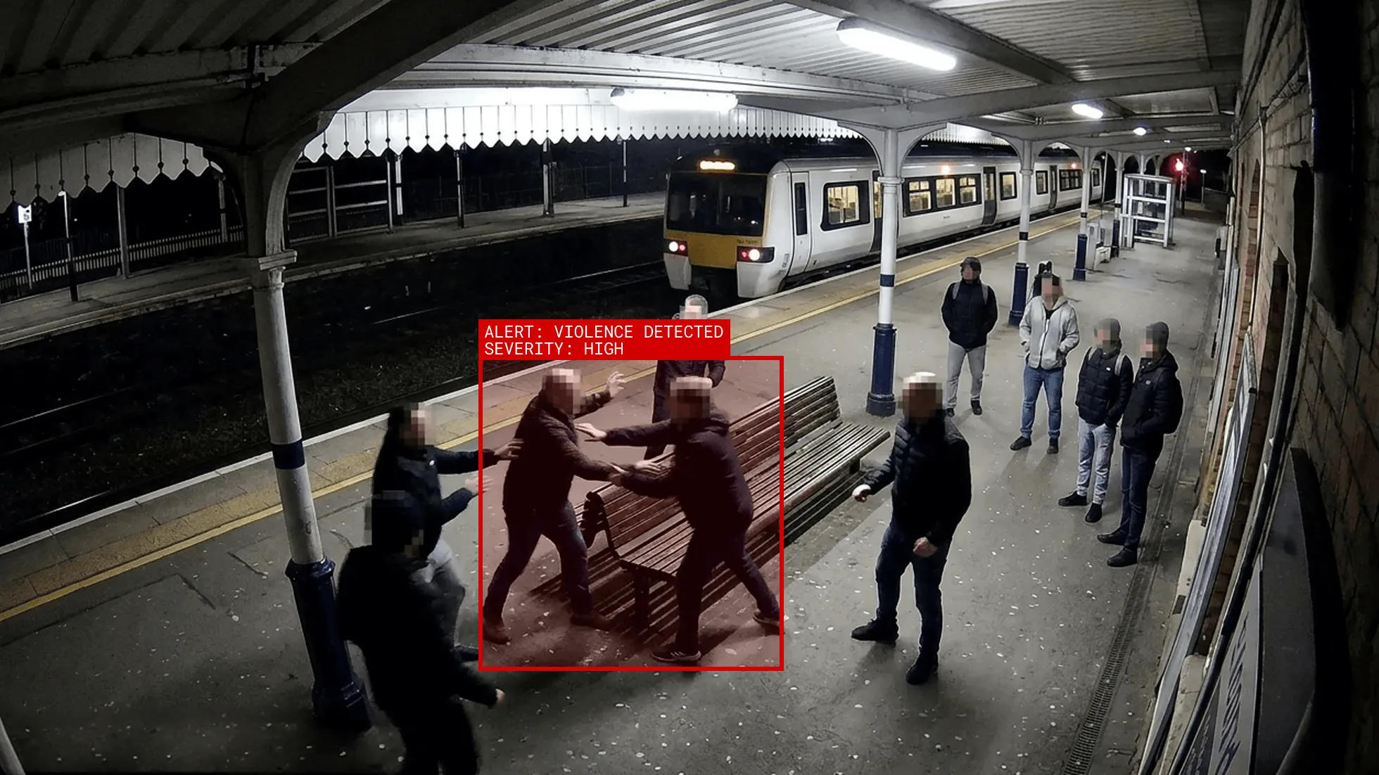 Gewalt wird auf einem Bahnsteig zwischen zwei Männern erkannt, mehrere andere stehen daneben – Staige Gewalterkennung