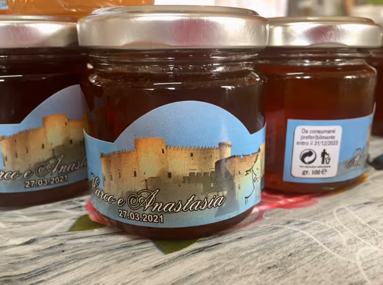 Barattoli di marmellata personalizzati con etichetta che ritrae un castello e i nomi Marco e Anastasia con data 27.03.2021.