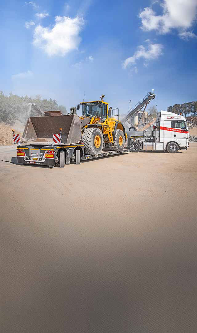 MAX510 vehicles from the company MAXTrailer, loaded with an excavator.