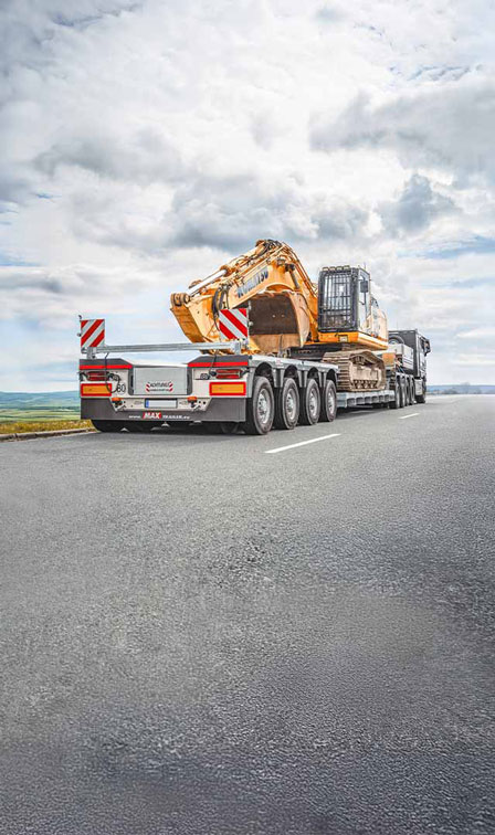 MAX710 vehicles from the company MAXTrailer, loaded with an excavator.