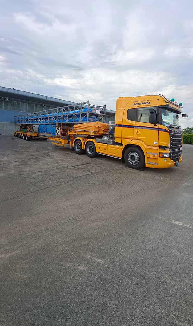 MultiMAX in Japan from the company Faymonville , with the truck in front. The vehicles is orange.