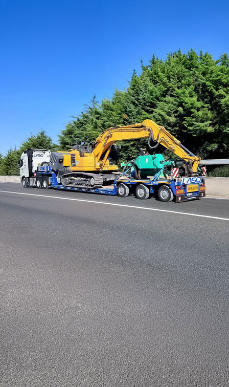 MegaMAX vehicles from the company Faymonville, loaded with an excavator.