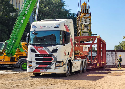 A BrazilMAX from the company Faymonville, which is being loaded with a crane.