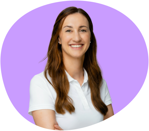 Junge lächelnde Frau mit langen braunen Haaren trägt ein weißes Poloshirt vor lila Hintergrund.