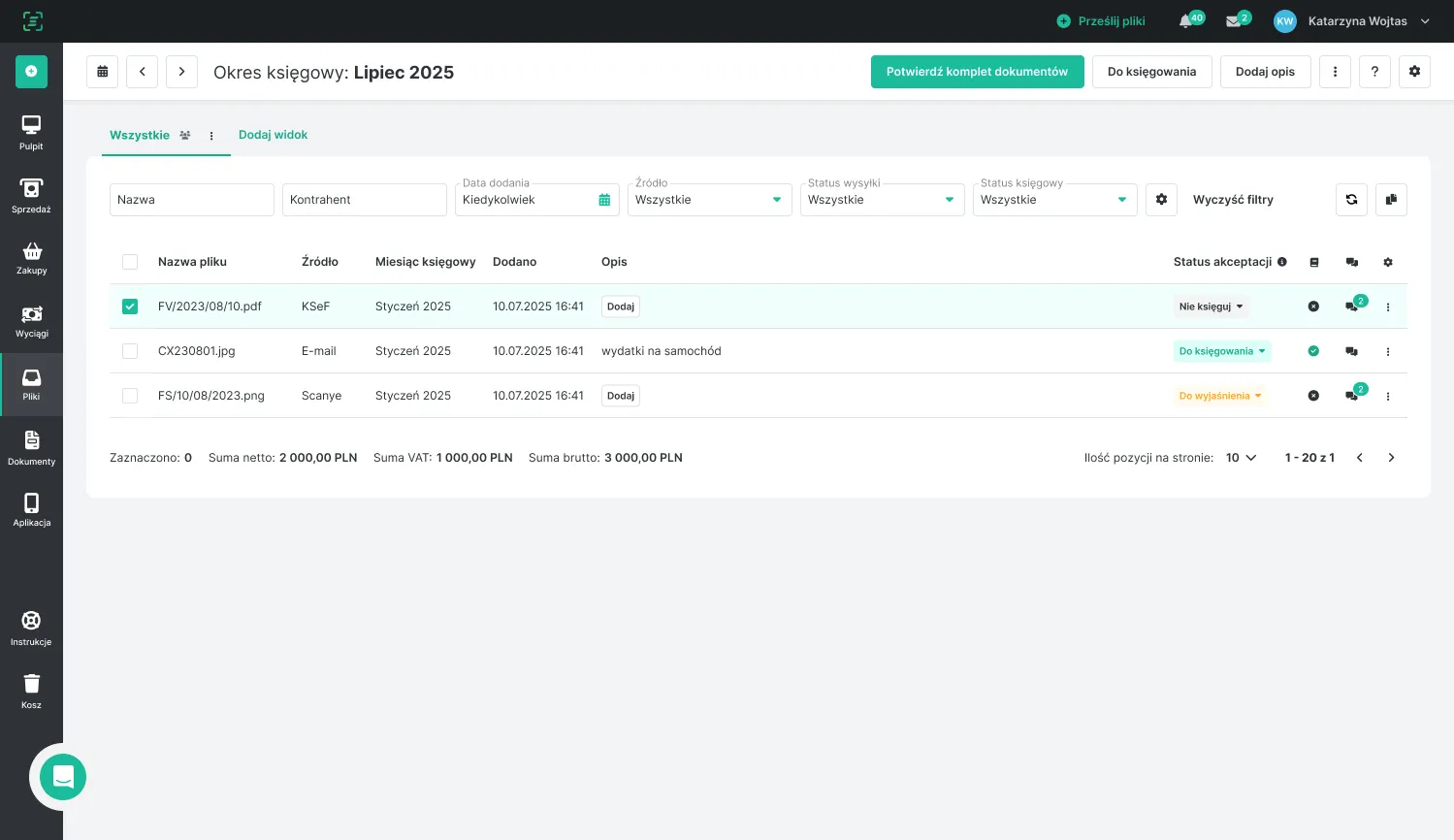 Interfejs aplikacji księgowej pokazujący listę dokumentów z filtrami i opcjami statusu księgowego na lipiec 2025.