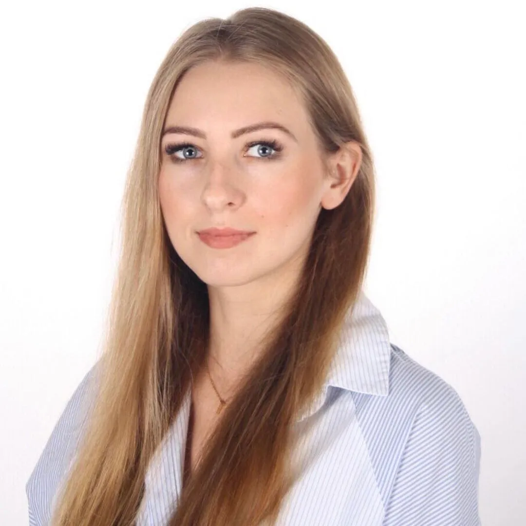 Portret kobiety w jasnej koszuli na białym tle.