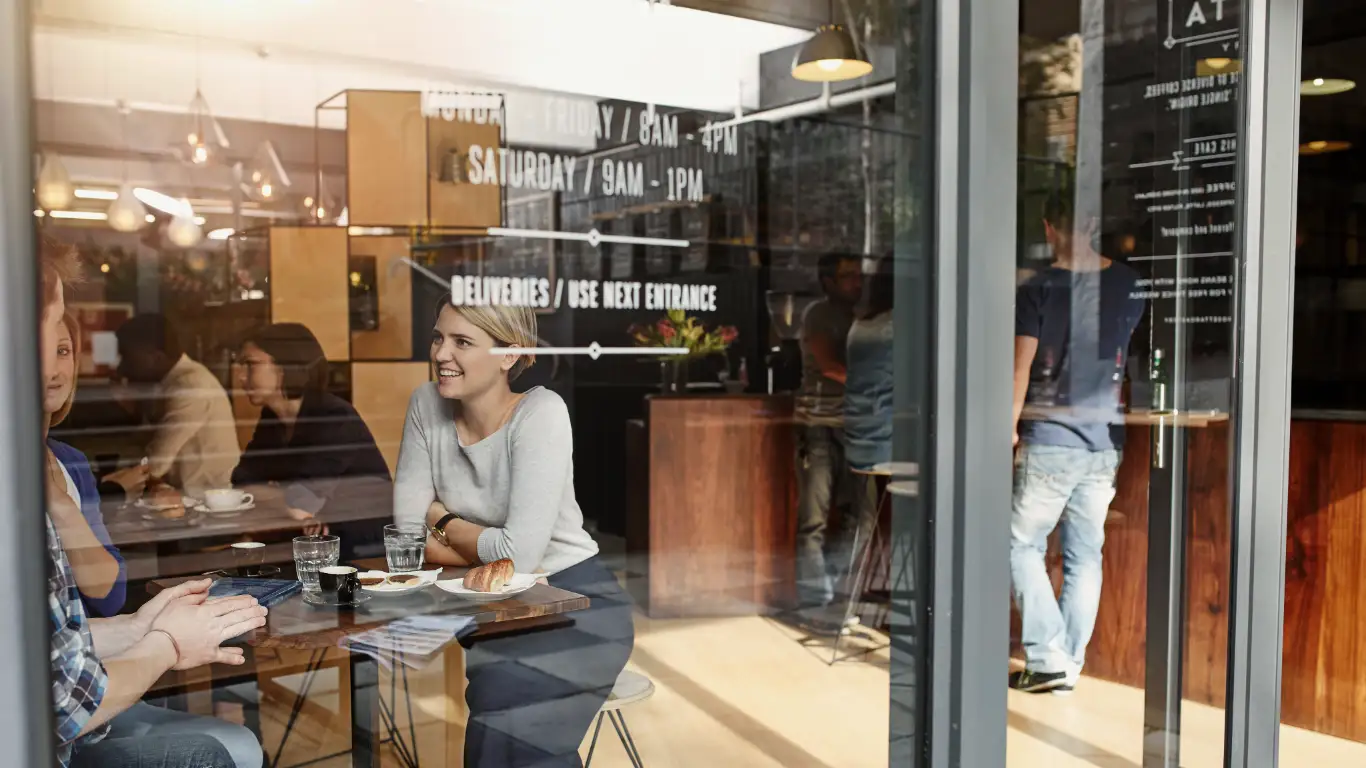 Butiksfönster med dekaler, cafe, av Jola screen i Halmstad.