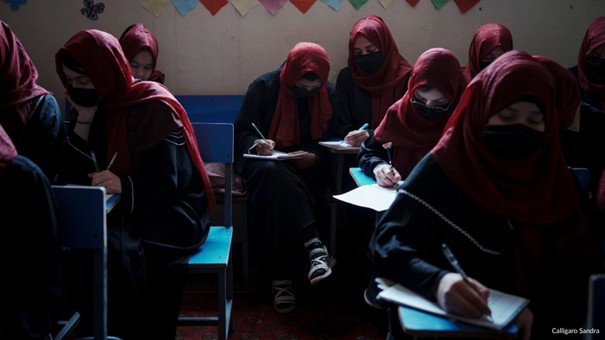 Soutenir l’éducation clandestine des jeunes filles afghanes avec ses gouttes d’eau : l’association Nayestane rejoint Lilo