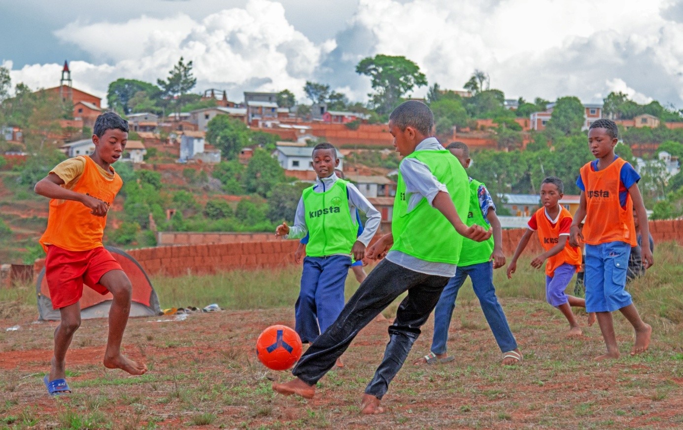 À Madagascar, le football change des vies : 2400 Sourires rejoint Lilo à l'heure du Mondial