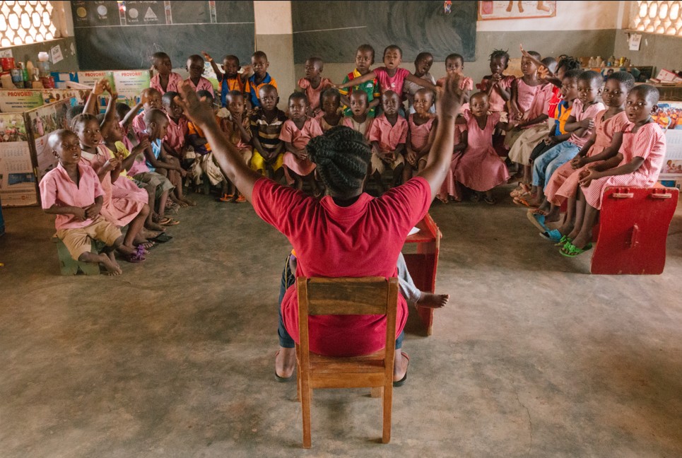 « Tous à l’école » : En Afrique de l'Ouest, Action Education déploie un vaste programme pour remettre des milliers d'enfants sur le chemin de l'école