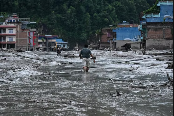 Népal-Tibet : l’effondrement d’un glacier à l’origine des inondations meurtrières, plus de 1 300 disparus. 