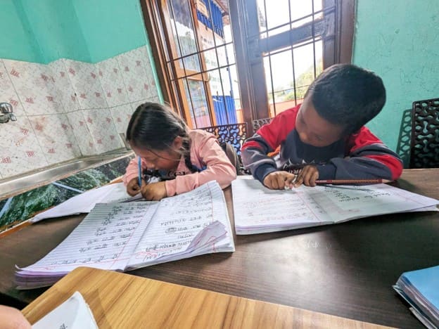 Catastrophe au Népal : quatre enfants orphelins bientôt accueillis grâce au soutien d’une association française