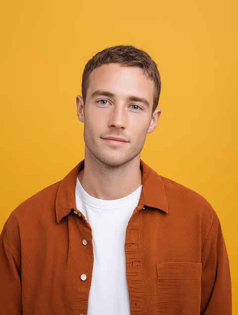 A casually dressed man smiling, reflecting an approachable candidate and a positive hiring experience.