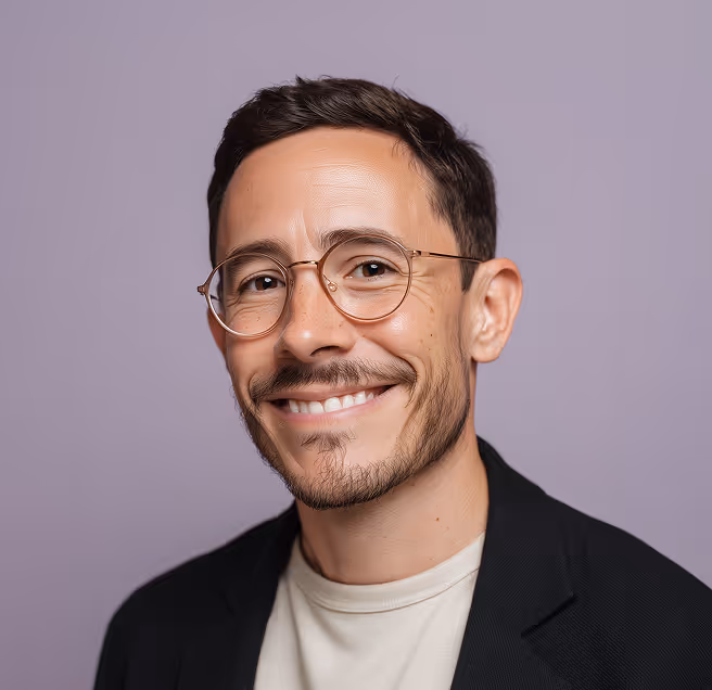 A professionally dressed man smiling confidently, reflecting reliability and success in recruitment and HR solutions.