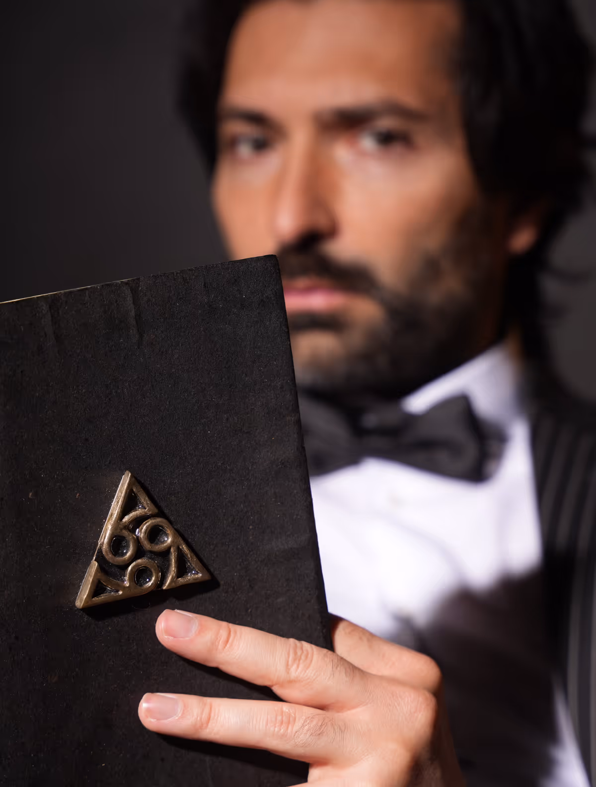 donato con taccuino e simbolo brand doran 