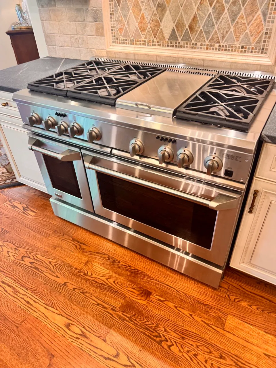 Range Oven in a modern litchen