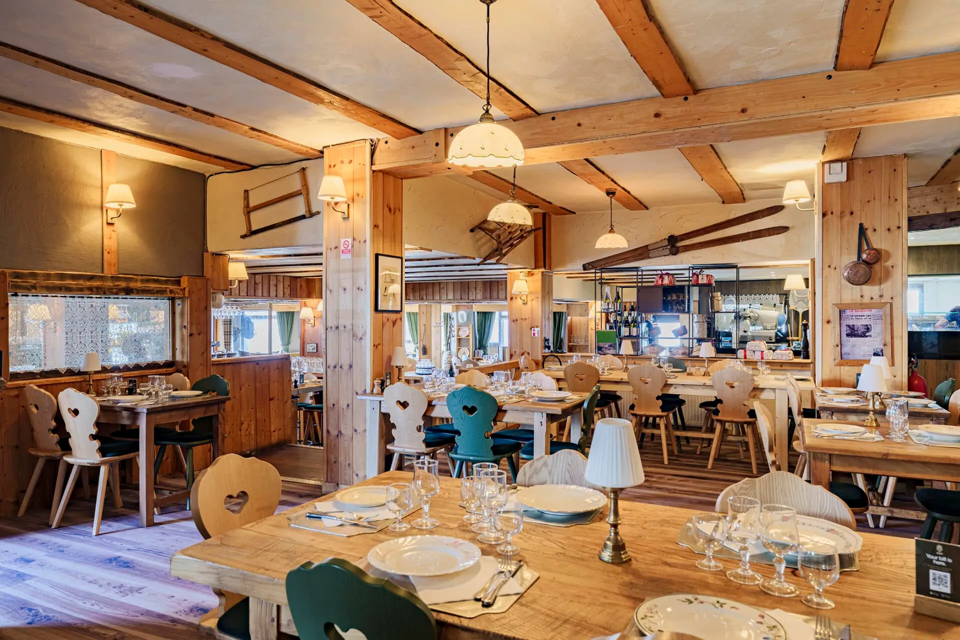 Cliente se reposant dans un transat devant le restaurant Alberto Tignes, terrasse ensoleillée à Tignes Val-Claret.