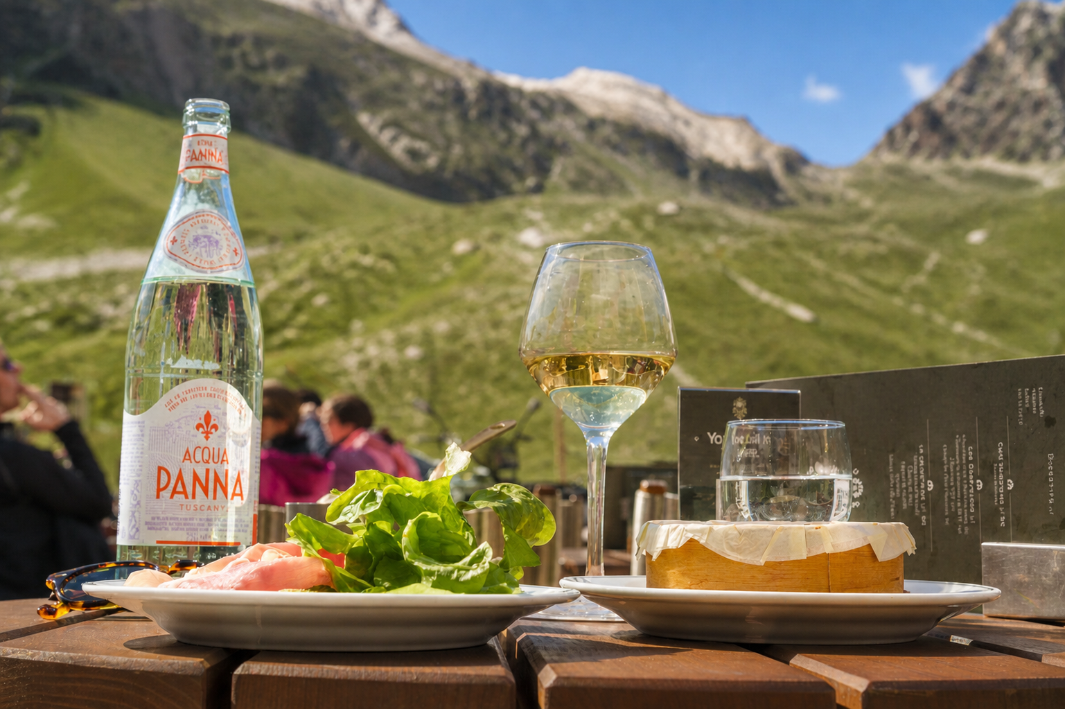 Cliente se reposant dans un transat devant le restaurant Alberto Tignes, terrasse ensoleillée à Tignes Val-Claret.