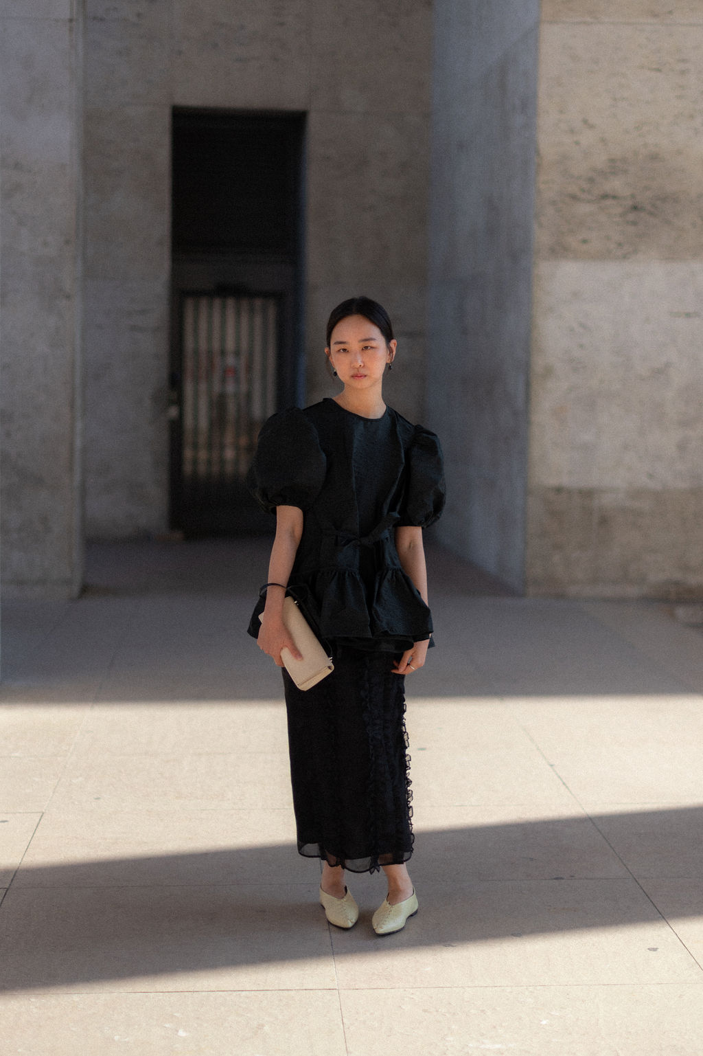 Mannequin photographié à la sortie du défilé Elie Saab lors de la Fashion Week de Paris