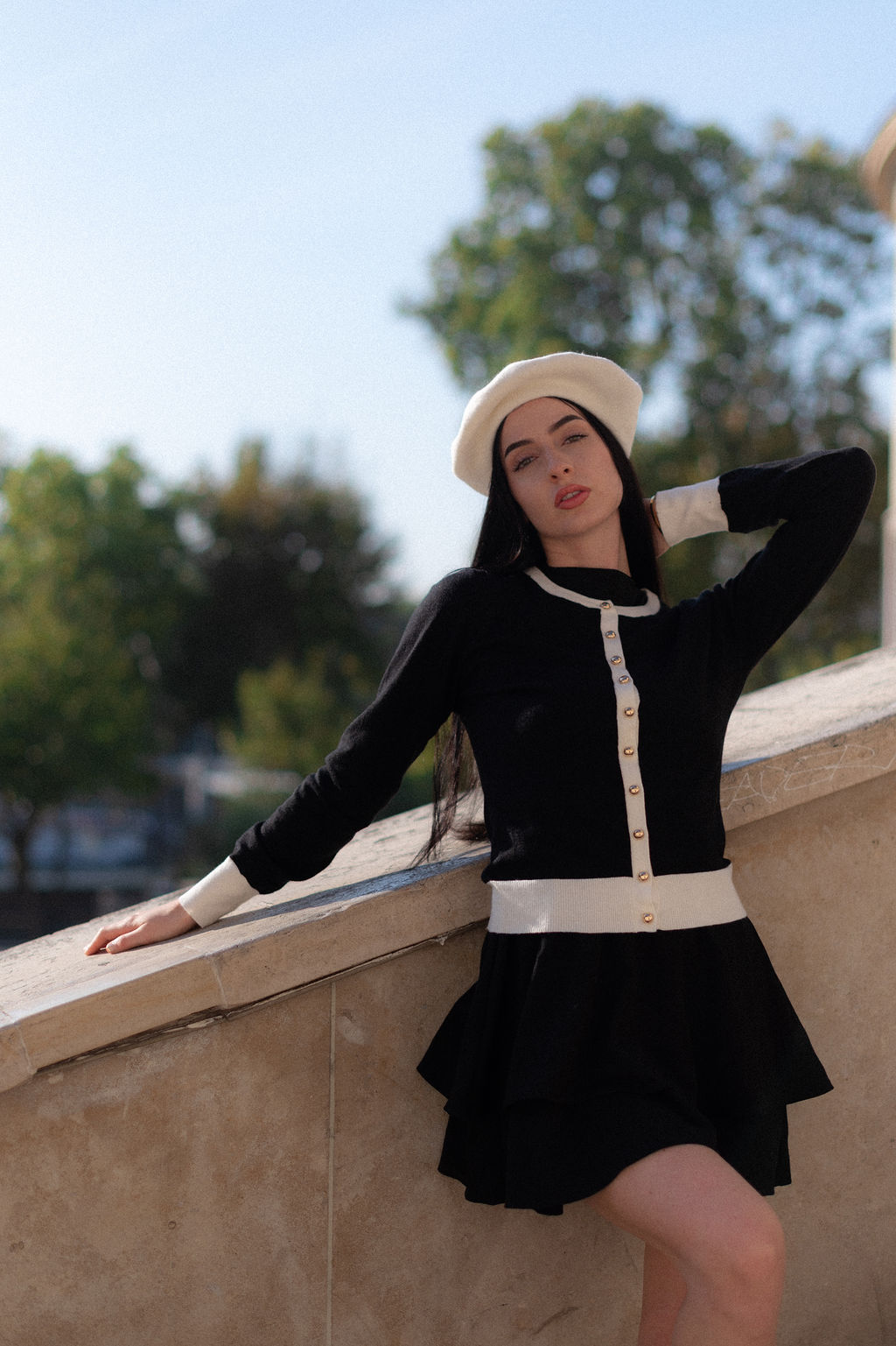 portrait professionnelle d'une mannequin en exterieur