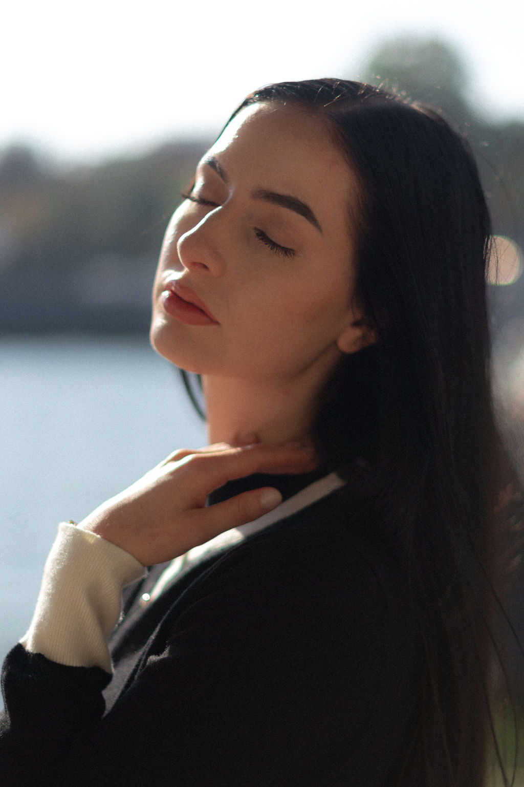 Close up d'une mannequin pour un shooting sur la Seine