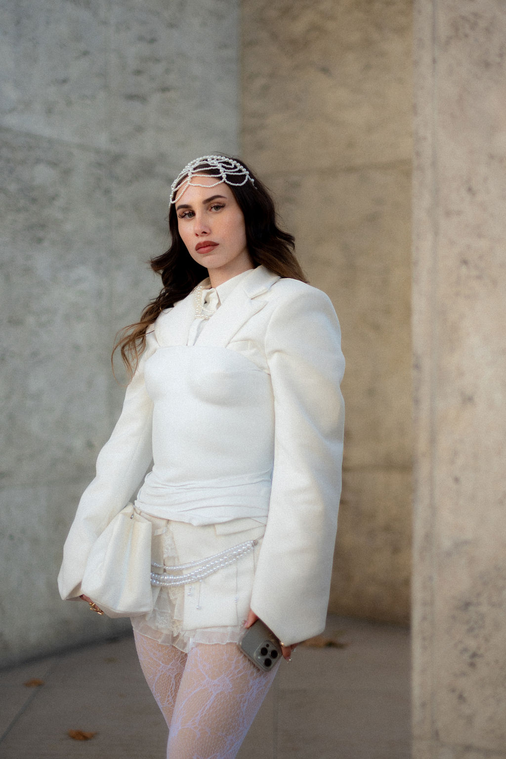 Look blanc opaline photographie au défilé Elie Saab