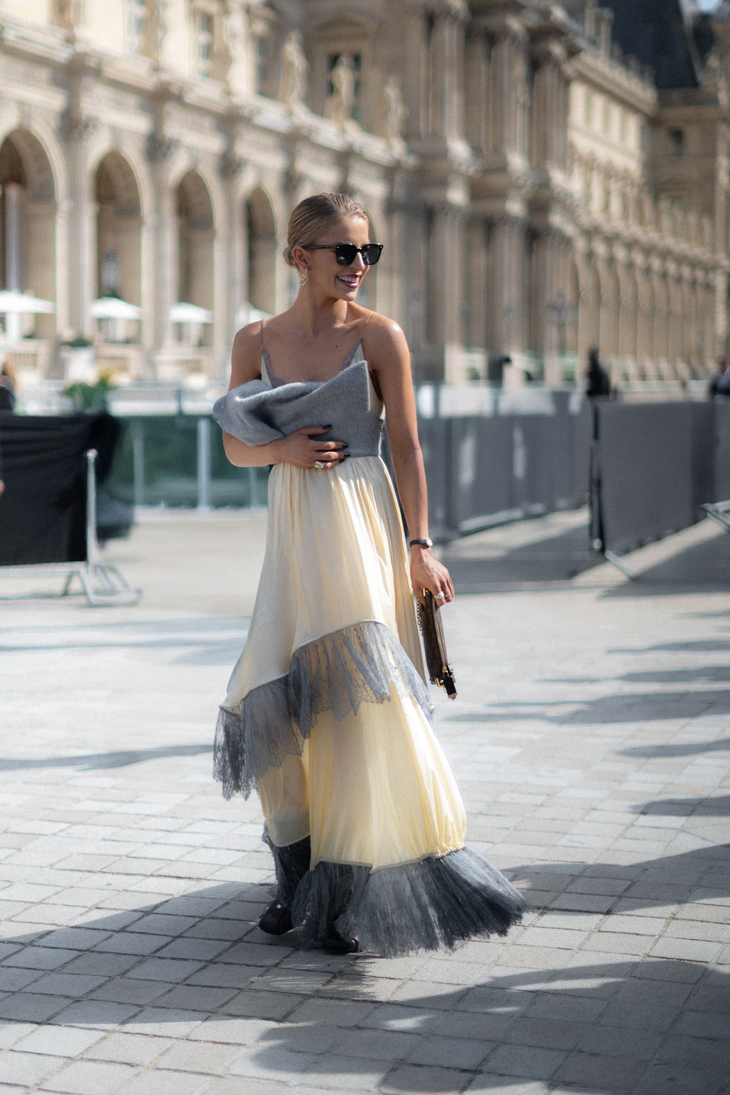 Look d'une robe longue et ample photographié pendant le défilé Louis Vuitton