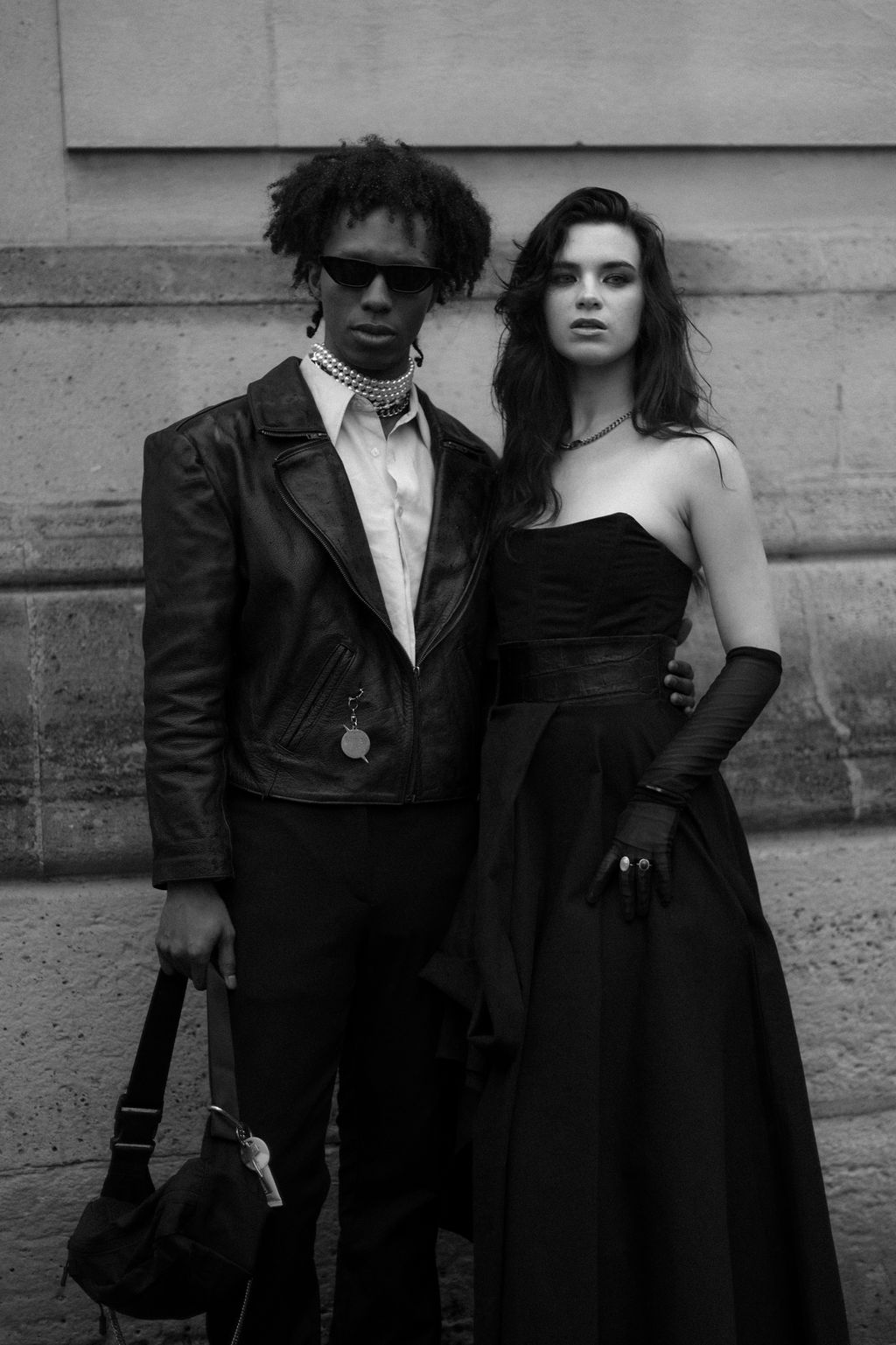 Un couple photographié pendant la Fashion Week de Paris au défilé Givenchy