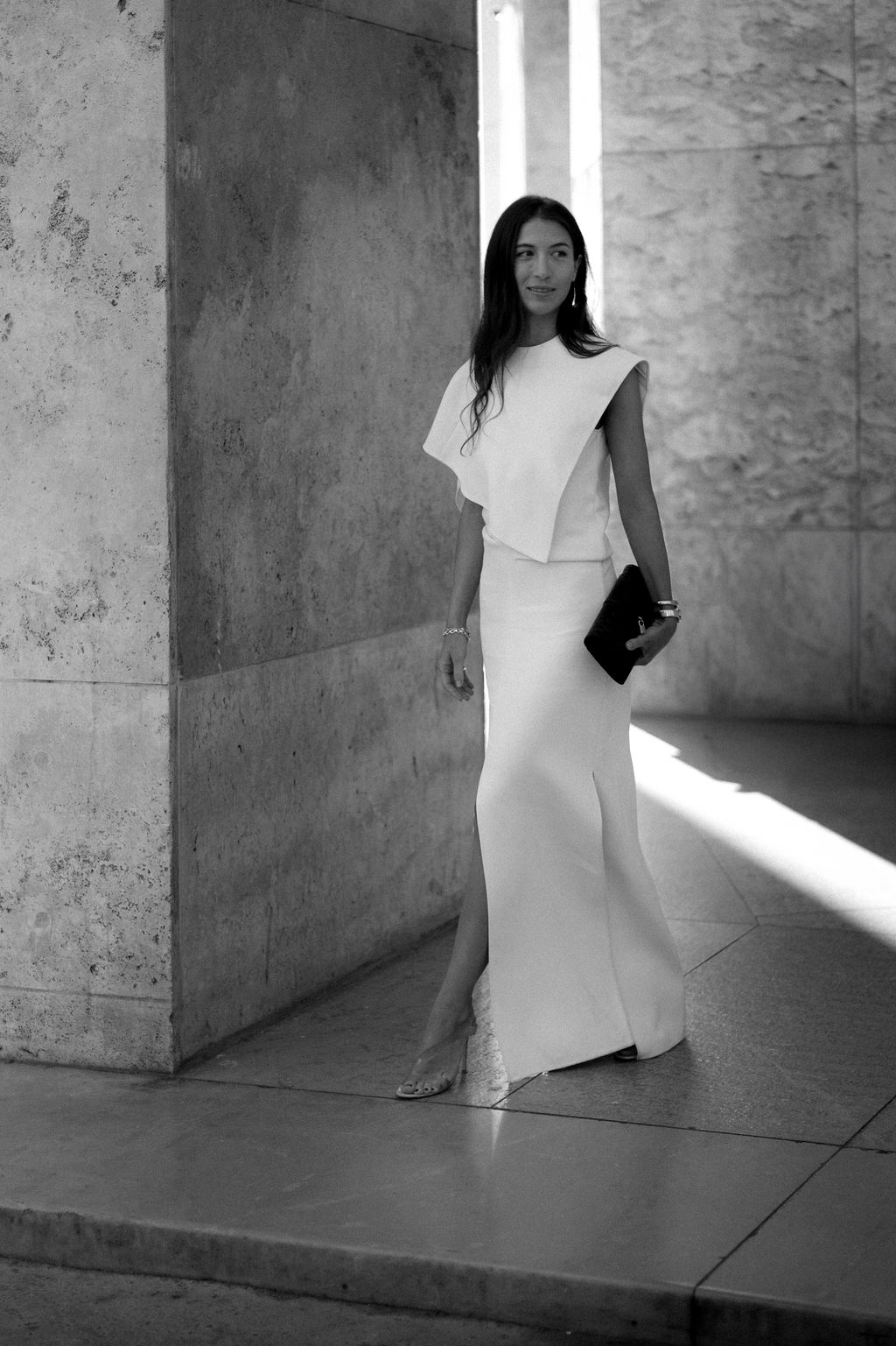 Portrait d'une influenceuse pendant le défilé Elie Saab dans une robe blanche