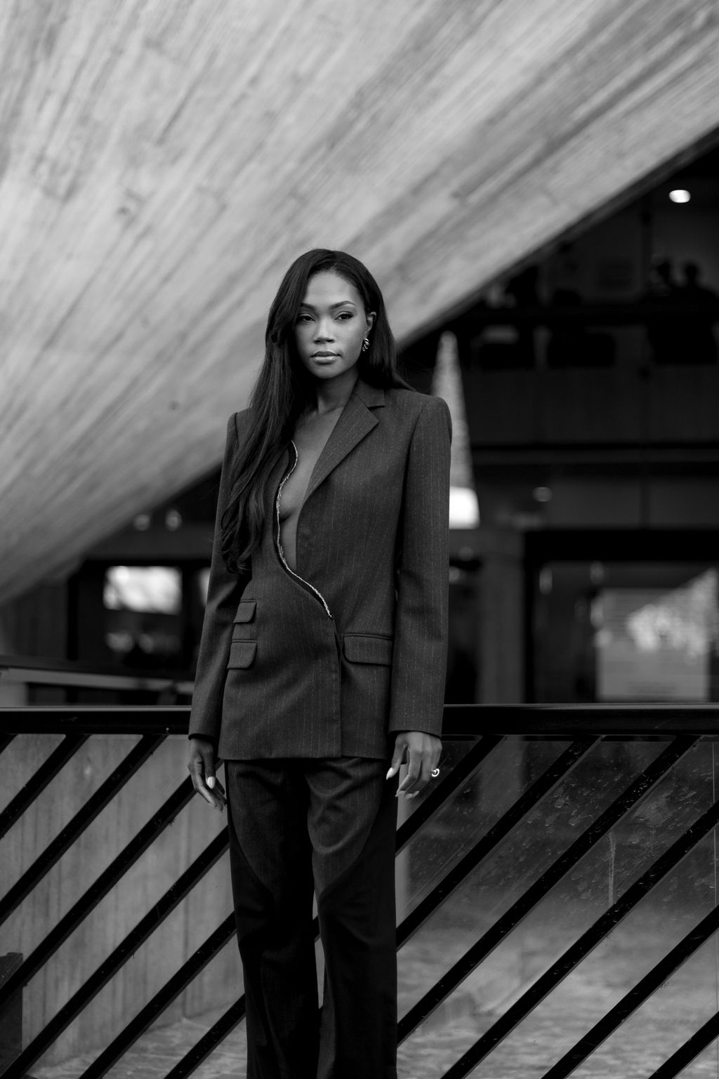 Modèle avec un tailleur photographiée avant le défilé Christopher Esber