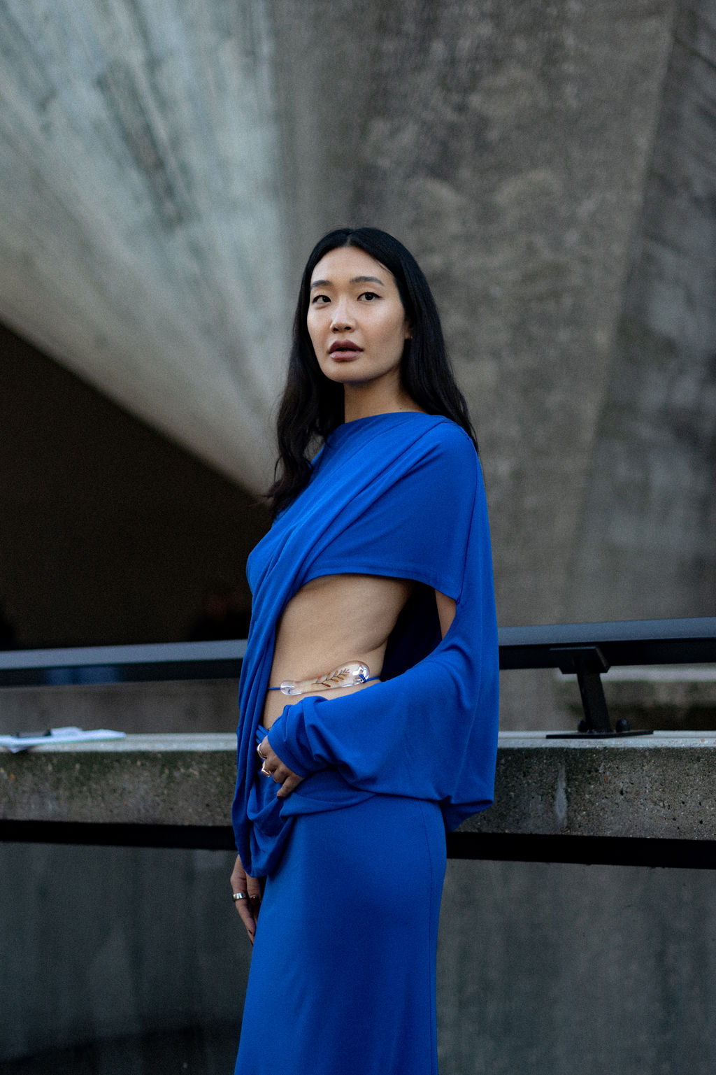 Tenue d'une robe bleu au défilé Christopher Esber lors de la Fashion Week de Paris