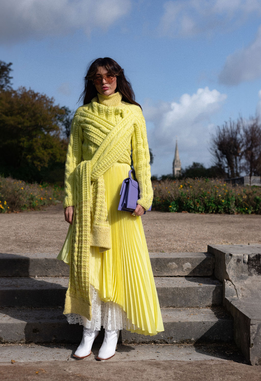 Mannequin dans une longue robe jaune au défilé Céline pendant la Fashion Week de Paris