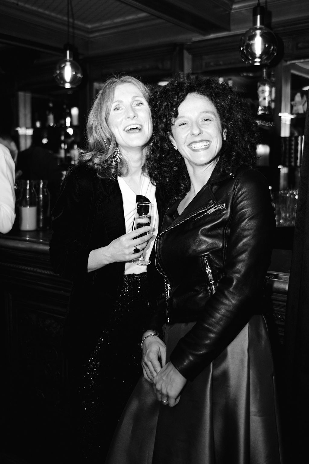 Photo d'équipe pendant une soirée corporate à bord d'une péniche à Paris