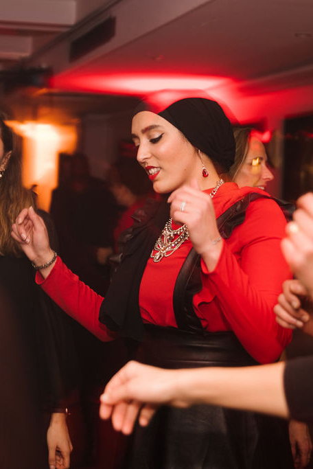 Femme qui danse lors d'un cocktail d'entreprise à Paris sur une péniche