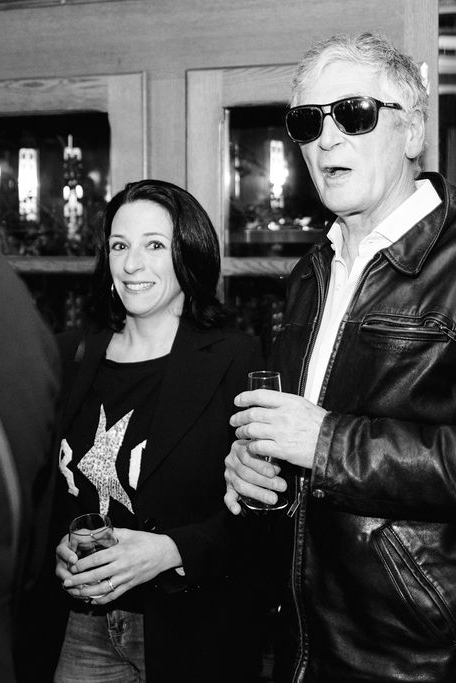 Moment spontanée d'équipe pendant une soirée corporate à bord d'une péniche parisienne