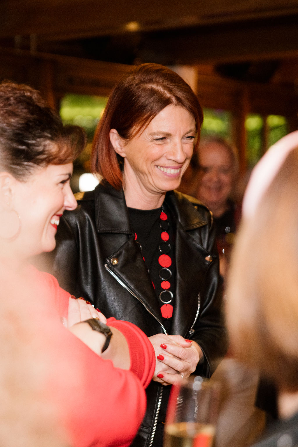Convive souriante lors d'une soirée d'entreprise sur une péniche à Paris