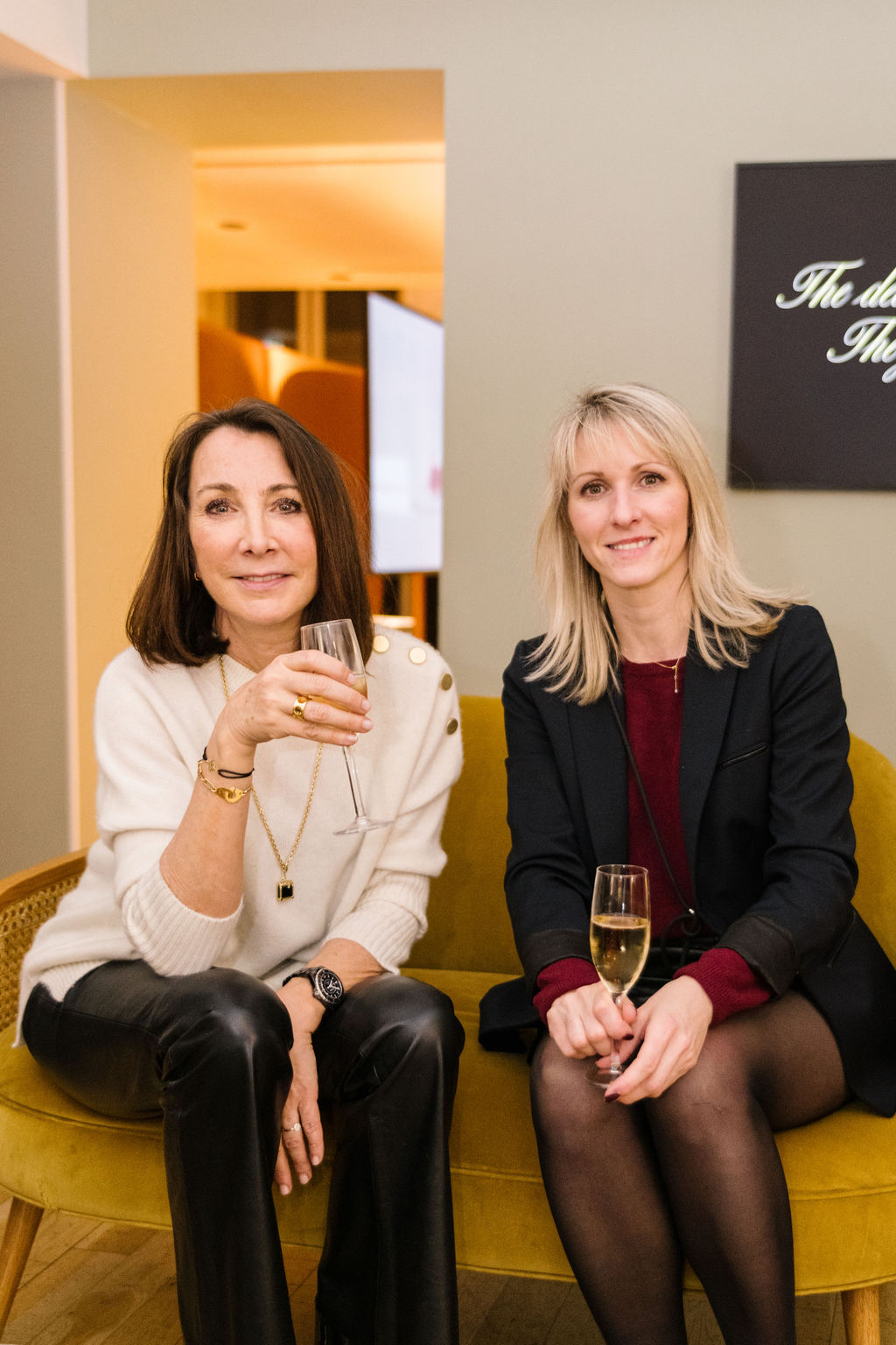 Collègues buvant une coupe de champagne lors d'un cocktail à Paris 8e