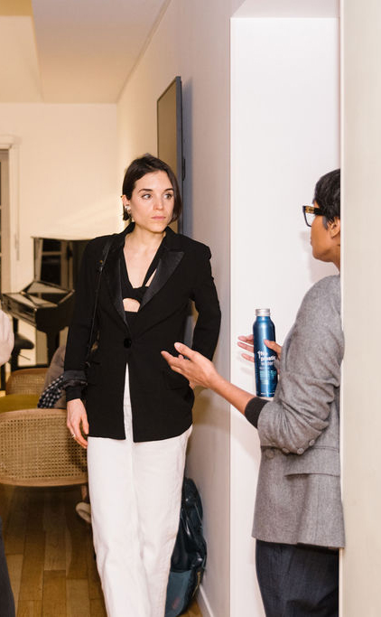 Collègues en discussion lors d'un cocktail d'entreprise à Paris 8e