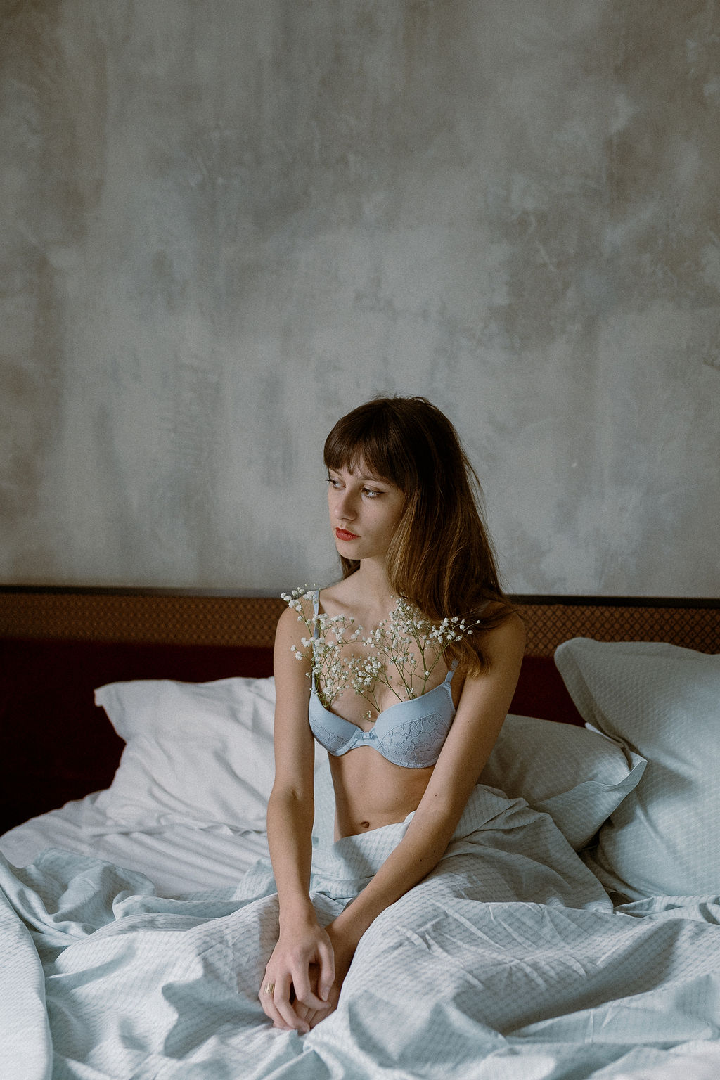 Portrait pour un shooting lingerie sur un lit à Paris