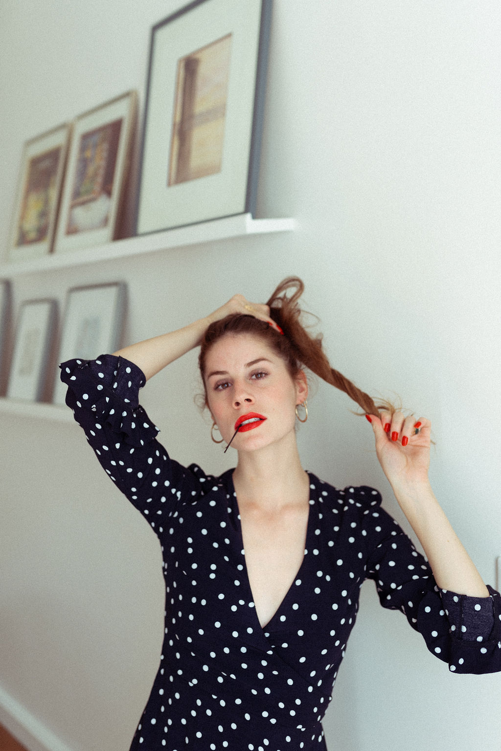 Portrait féminin capturé en lumière douce dans un appartement parisien