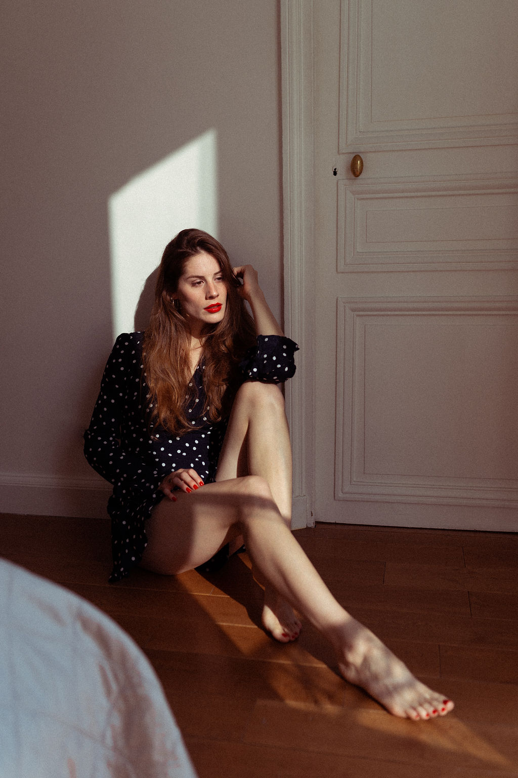 Portrait féminin capturé dans en lumière naturelle dans un appartement parisien