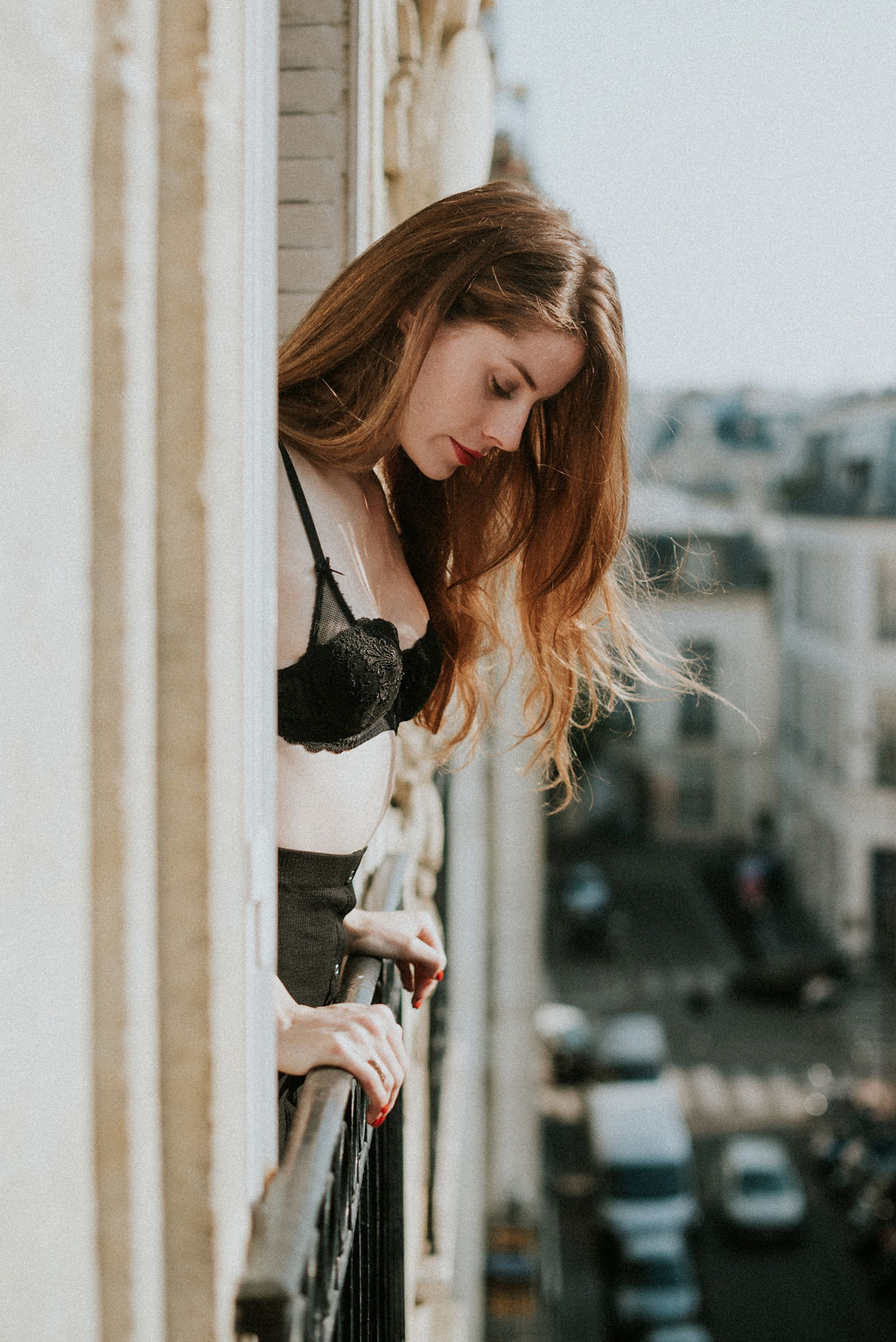 Portrait sur un balcon d'un appartement haussmannien à Paris