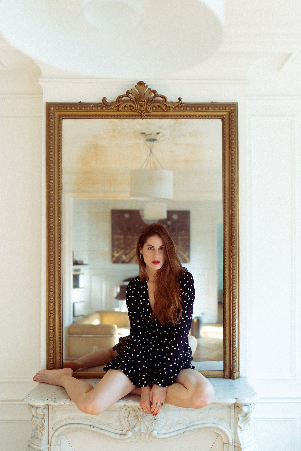 Portrait élégant à paris dans un déco d'appartement haussmannien