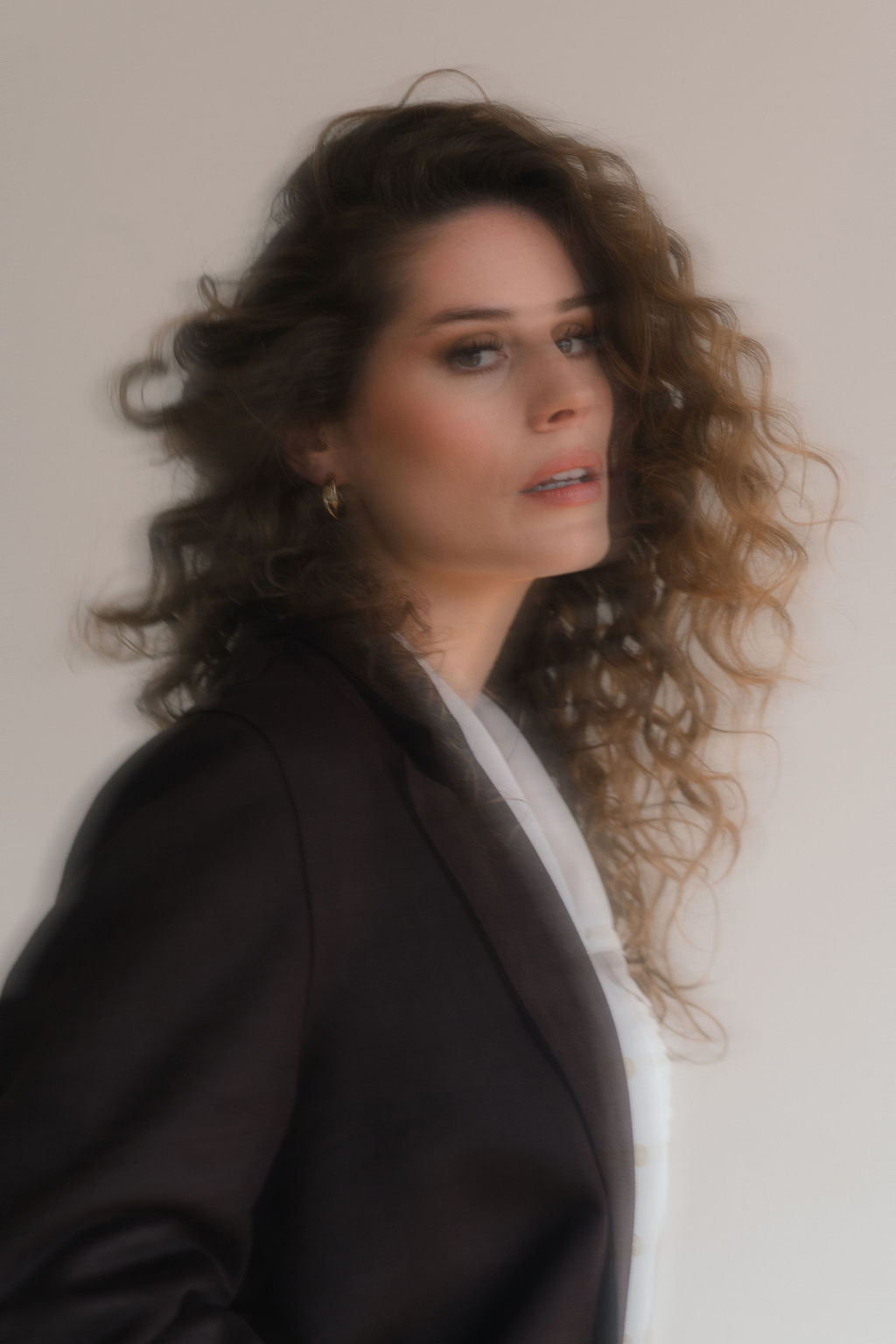 Flou artistique lors d'une séance portrait en studio à Paris