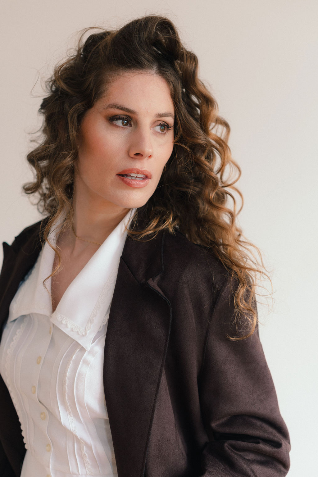 Portrait sensuel d'une mannequin dans un studio parisien