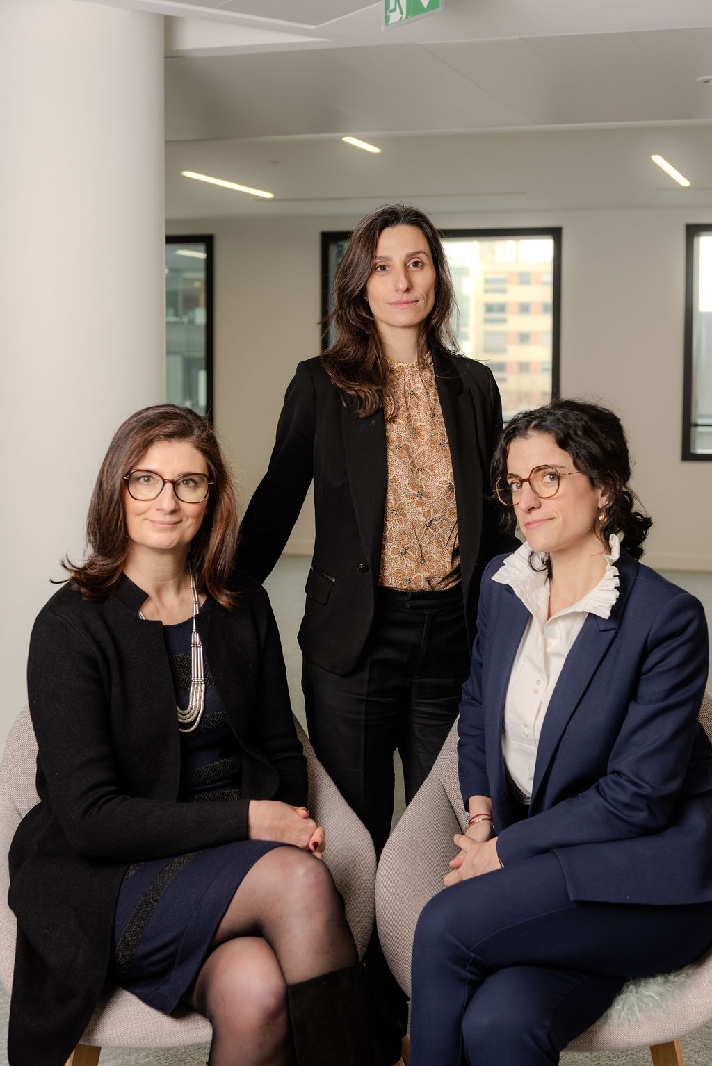 Portrait professionnel en trio des dirigeantes lors de la journée de la femme à paris