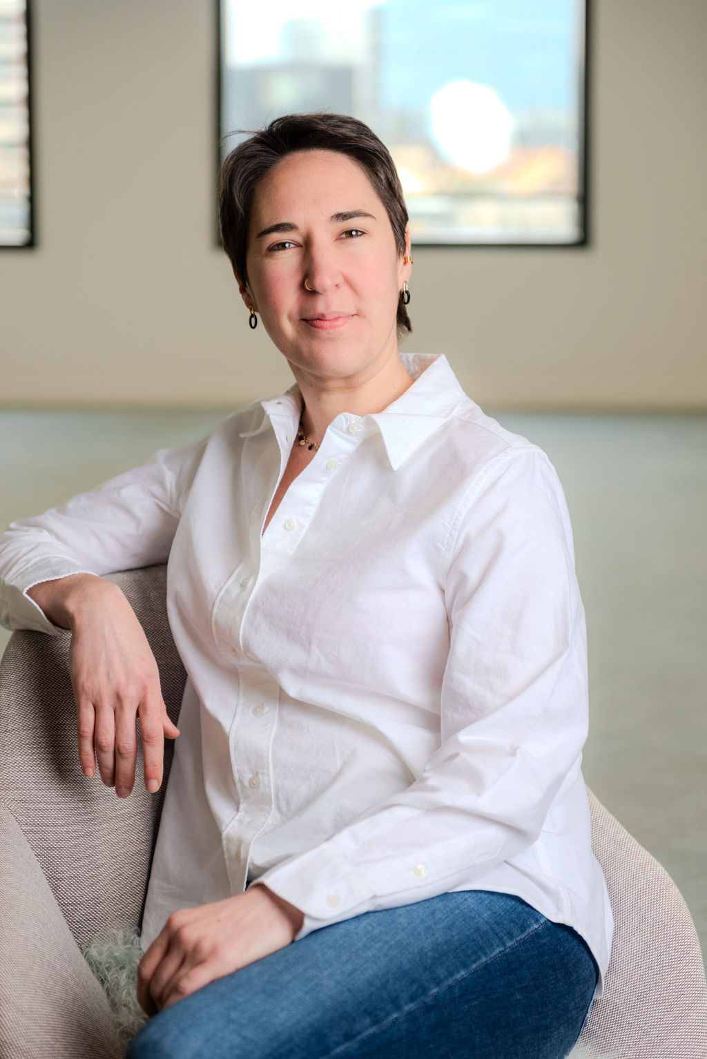 Ambiance naturelle et professionnelle lors d'une séance portrait corporate à Paris