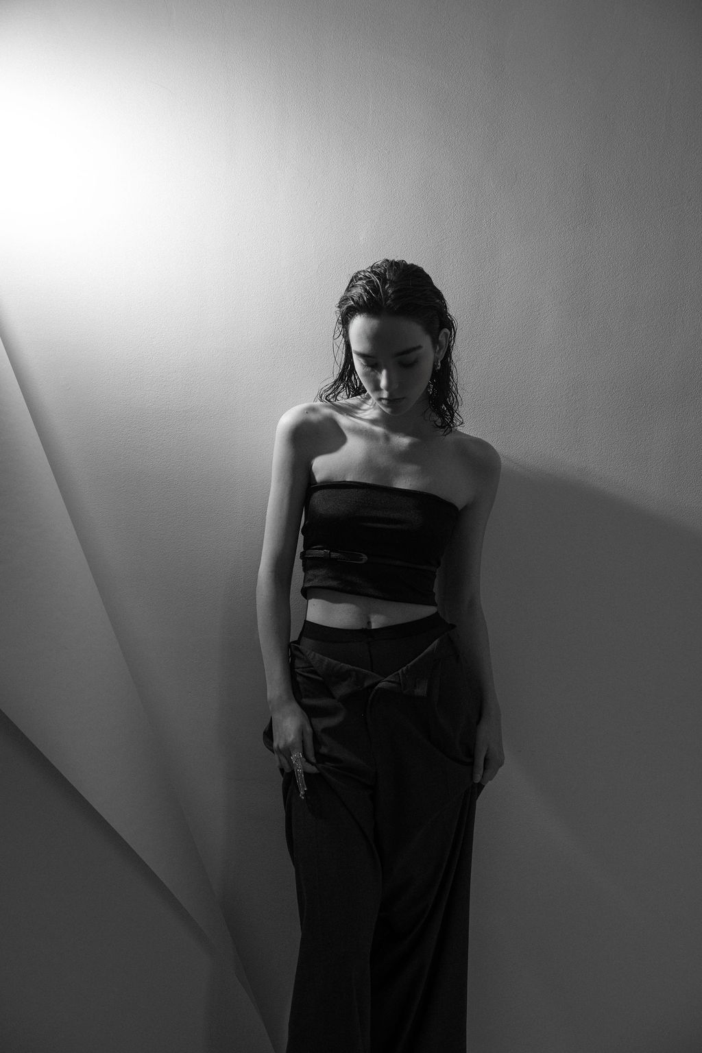 Ambiance rock et sombre avec une mannequin lors d'une séance portrait en studio 